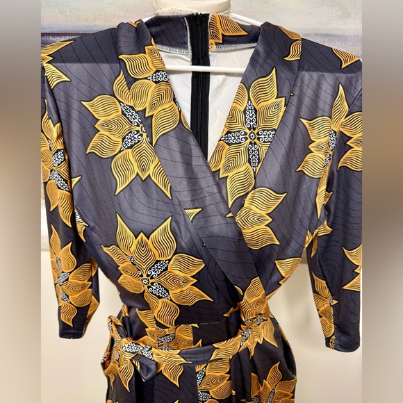 Pants - NWOT JUMPSUIT, 1-piece, V-Neck, Zipper, 3/4 Sleeves, Pockets, Flowers.Size L